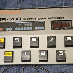 Roland GR-700 Guitar Synthesizer  + GK1 