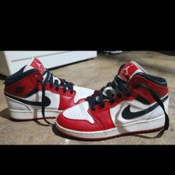 Jordan 1 Mid Chicago Black Toe GS Size 6.5Y