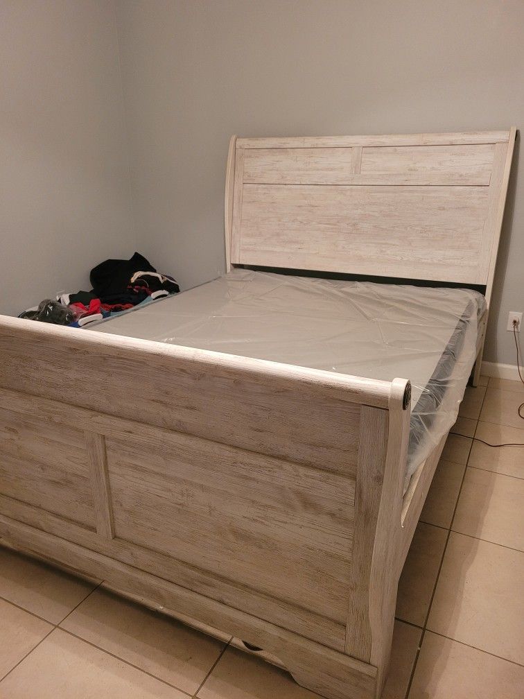 *PENDING*FREE Queen Sleigh Bed Frame 