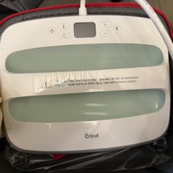 Cricut EasyPress 2 – 12x10 Heat Press + Carry Case