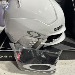 The Oakley MOD5 helmet in white