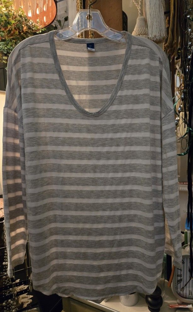 Ladies Large Old Navy Gray & White Tunic Sweater