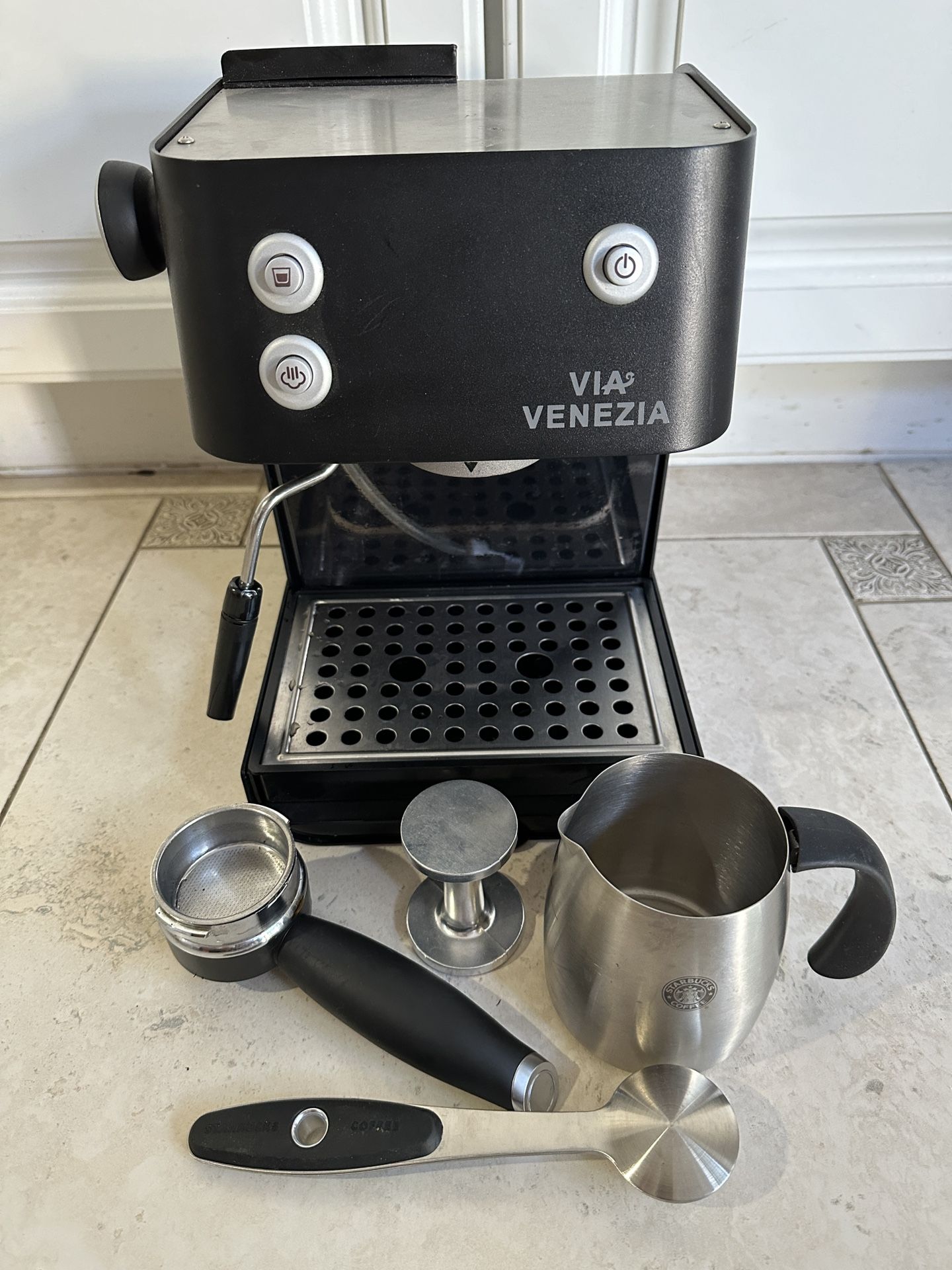 Saeco Via Venezia Traditional Espresso Machine MADE IN ITALY Preowned, Work Great, No Ding, No Dent Removable 68oz. water reservoir and a sizable stai