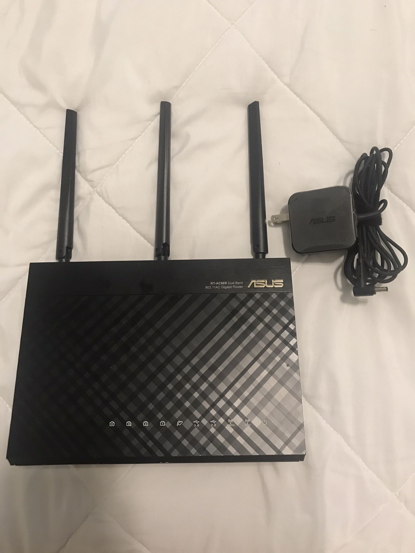 ASUS (RT-AC68R) Wireless-AC1900 dual band gigabit router