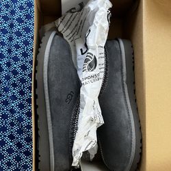 Grey uggs size 7