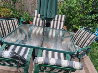 Outdoor Patio Dining Table and 6 Chairs.