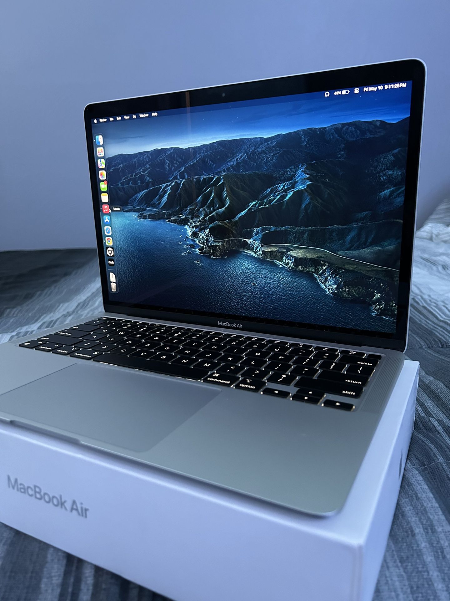 MacBook Air with Apple M1 Chip (13-inch, 8GB RAM, 256GB SSD Storage) 