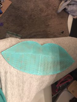 Makeup brush cleaner