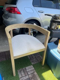 Beautiful wood chairs with bouncel cushions
