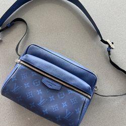 Men’s Louis Vuitton Messenger Bag