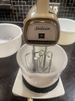 VINTAGE SUNBEAM MIXMASTER MIXER WITH BOWLS & BEATERS AND JUICER for Sale in  Georgetown, TX - OfferUp