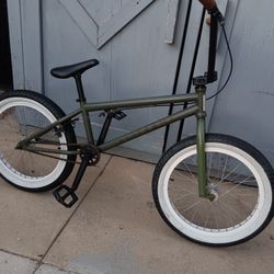 BMX.       ELITE.        20"tires 