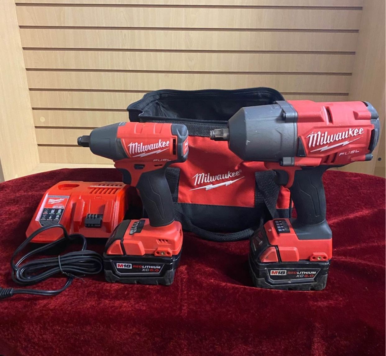 Milwaukee Kit M18 Fuel 18v Lithium lon Brushless cordless High Torque 1/2in. & Mid Torque 1/2 in. Impact Wrench Combo Kit
