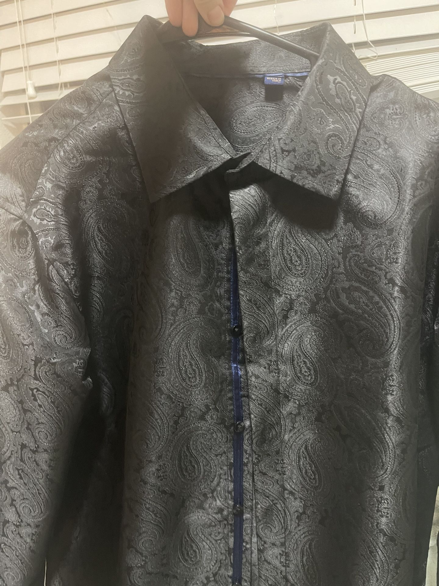Sell stylish shirt in black color . Size -M.
