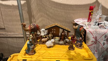 Nativity Scene Set with Stable and Figurines