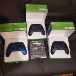 2 Xbox seriex X(black) and 1 Xbox one controller(Blue) 