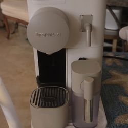 DELONGHI NESPRESSO MACHINE