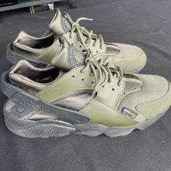 Nike Huarache Size 11