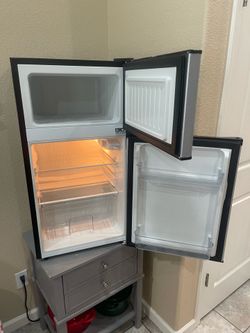 Compact mini refrigerator