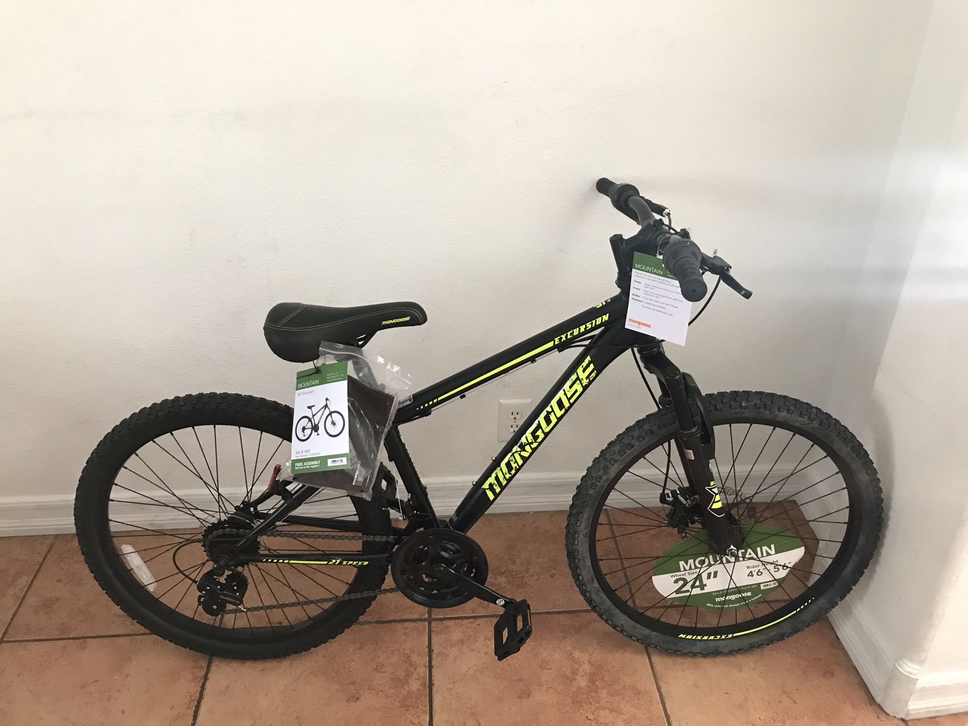 Adults / Teenagers MONGOOSE Bike Bicycle 24inch Rims 21 Speed - Front Suspension- Front Disk Brakes