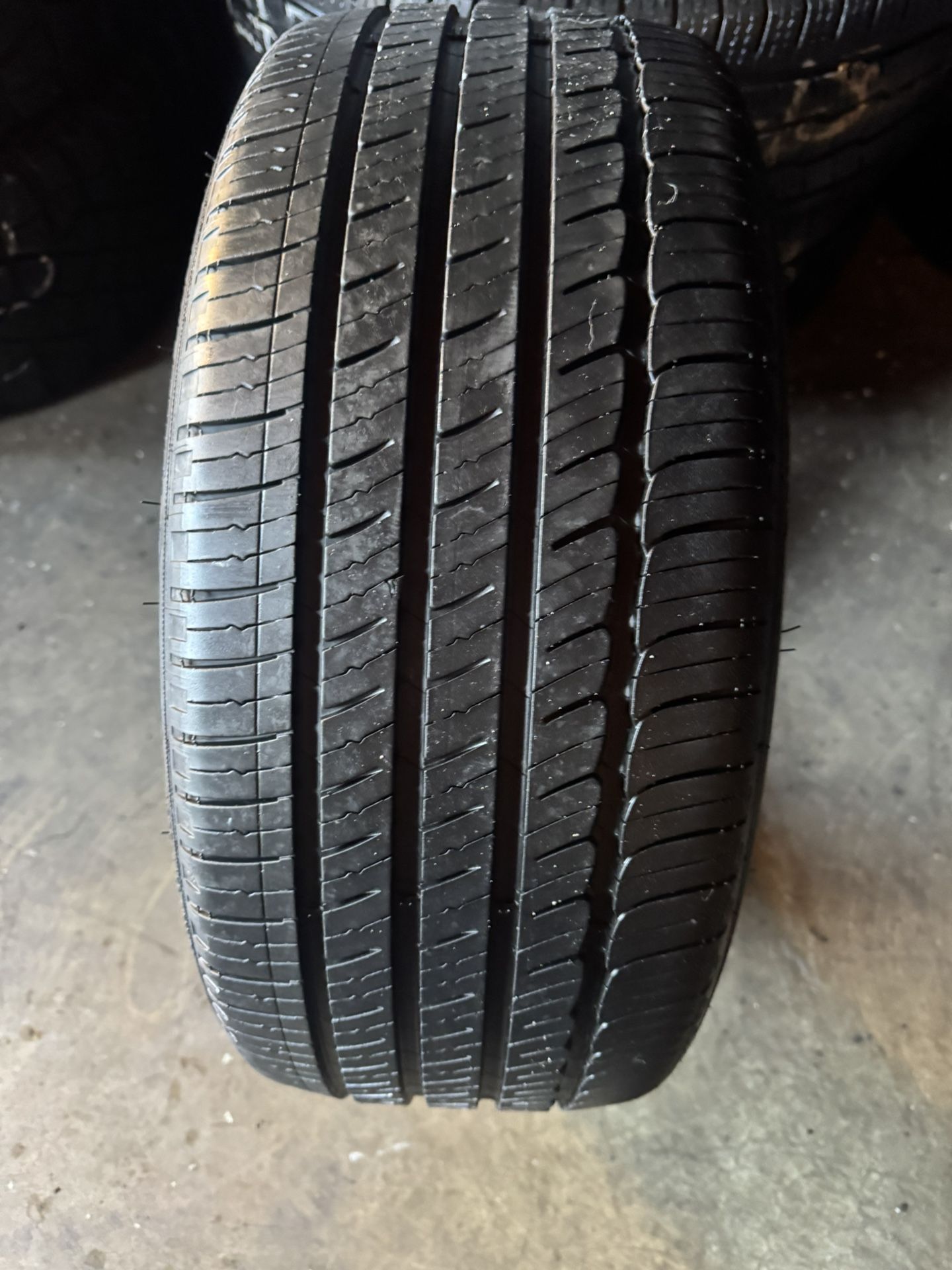 235 40 19 Michelin Primacy Tire