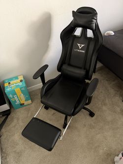 Vitesse Gaming Chair w/ Footrest – Great Condition