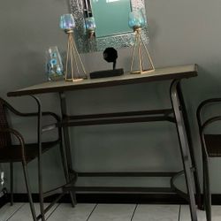 Set  Table and chairs 