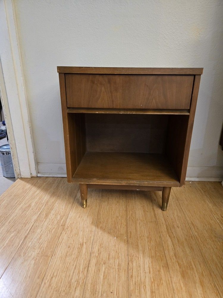 Mid Century Modern Nightstand/ End Table