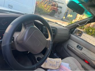 Tacoma pick up 2000 white xtracab