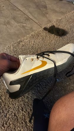 Nike Metcon 4  gold/ white 7.5 women’s