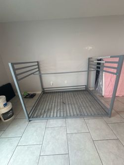 FULL/TWIN SIZE BUNK BED