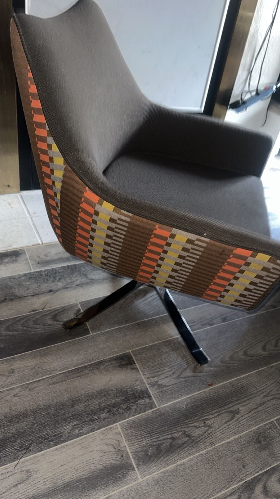 Modern Upholstered Accent Chair with Metal Legs – Excellent Condition