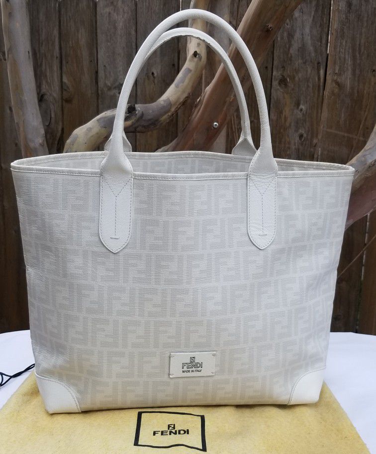 Fendi XXL JUMBO Shopper Tote handbag for Sale in Arlington, TX