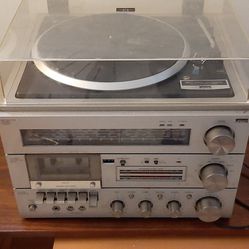 Vintage turntable, cassette player & amplifier.

