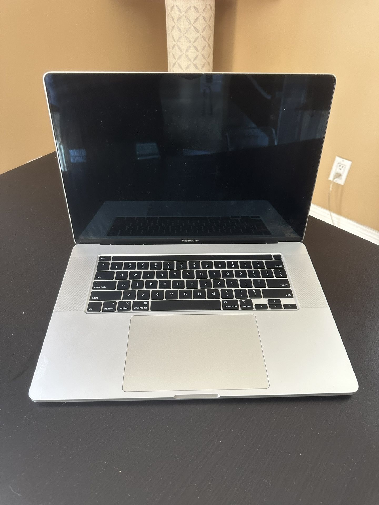 2019 Macbook Pro 16 2.4 i9 32GB 2TB 8GB Video Card