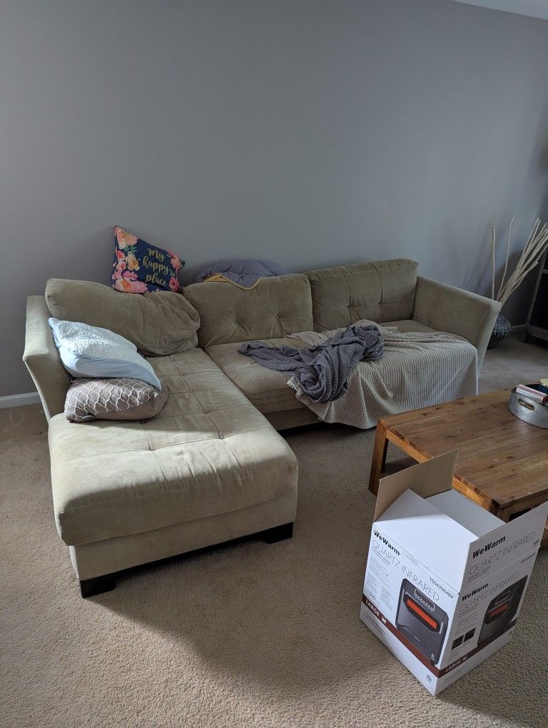 Spacious Beige Sectional Couch – Comfortable & Stylish