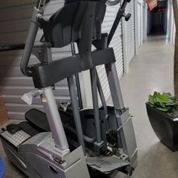 TRUE ESX Commercial Elliptical (2011) – Gym Quality, Priced to Sell