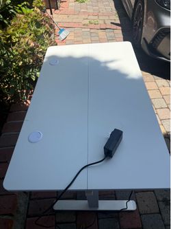 Electric standing desk 40x24in white
