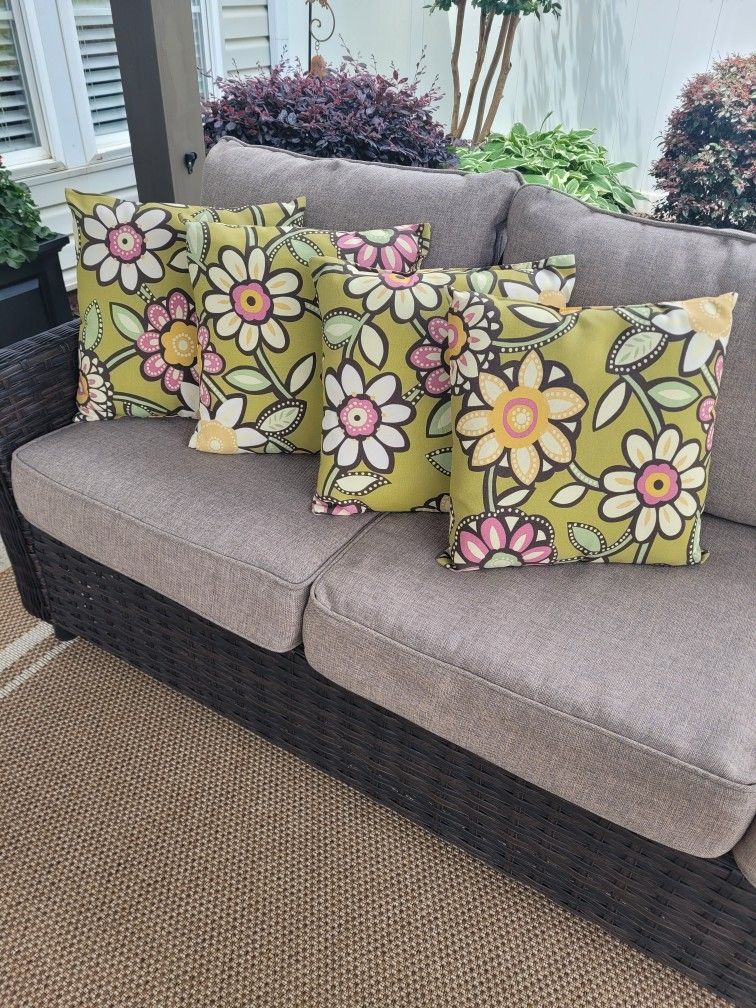 (4) Outdoor Pillows