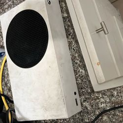 Xbox Series S, 24 Inch Gaming Monitor, Gamsir G7 Controller 