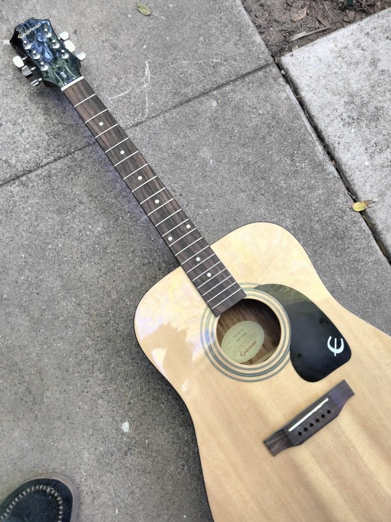 Epiphone Acoustic..needs strings