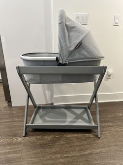 Uppababy Bassinet v2 with stand