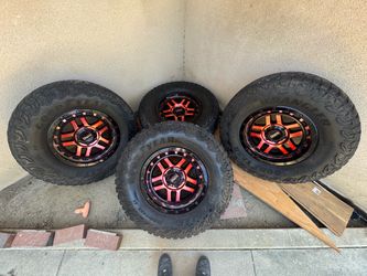 KMC OFF ROAD WHEELS 18 in rim on 35s