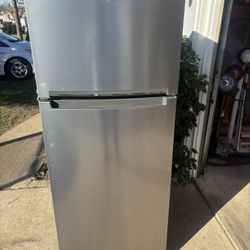 Brand new whirlpool refrigerator will deliver and install