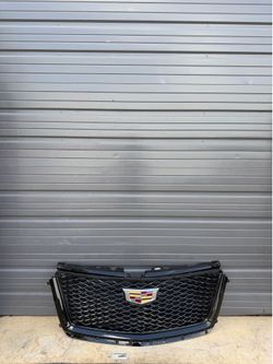 CADILLAC ESCALADE ORIGINAL FRONT GRILLE BLACK WITH ILLUMINATING EMBLEM 2025/2026