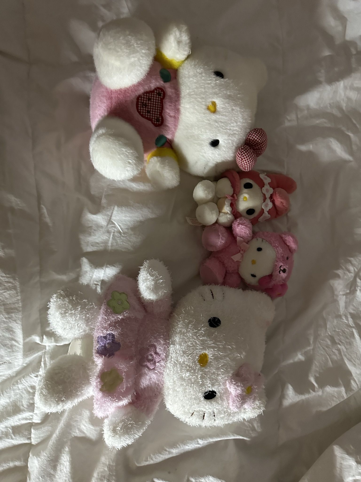 bundle of hello kitty vintage plushies 