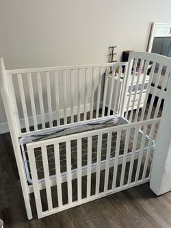 White crib ( barely used ) with matress