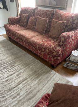 Beautiful Red Velvet Sofá For Sale.