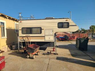 Lance 8.6 cabover camper great condition