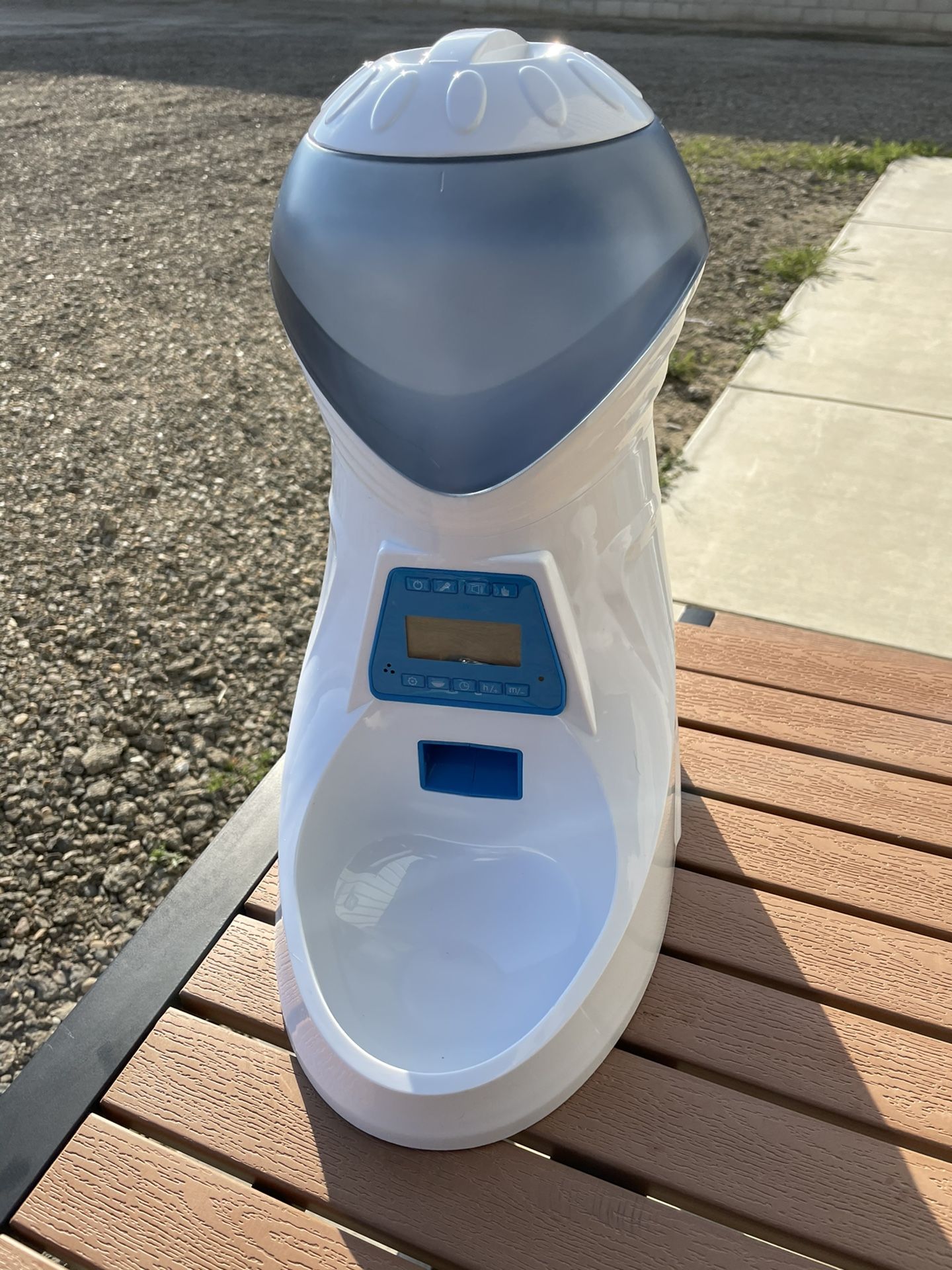 Automatic Pet Feeder With Voice Records